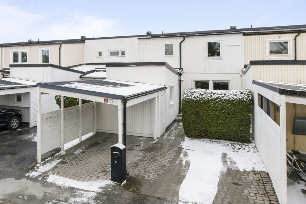 Fasadrenovering av rutten träpanel, Danderyd Svalnäs