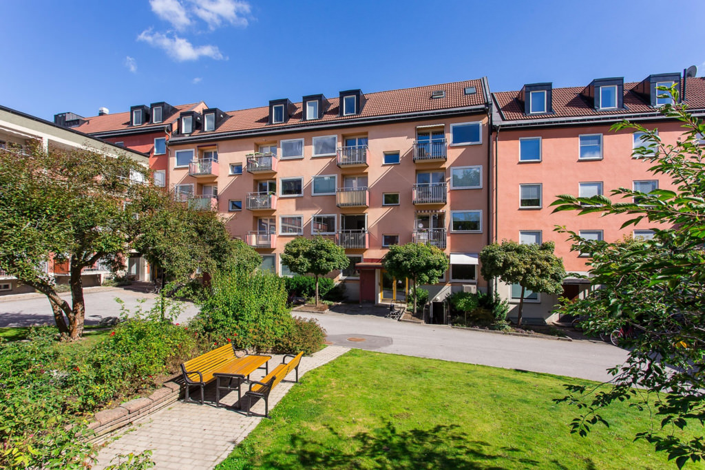 Omläggning av plåttak på fastighetshus. Jakobsberg Järfälla