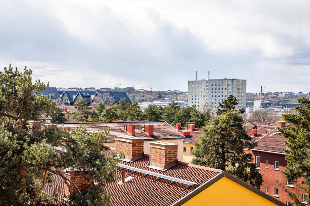 Takrenovering av Plåt Villa. Norrtälje Grind