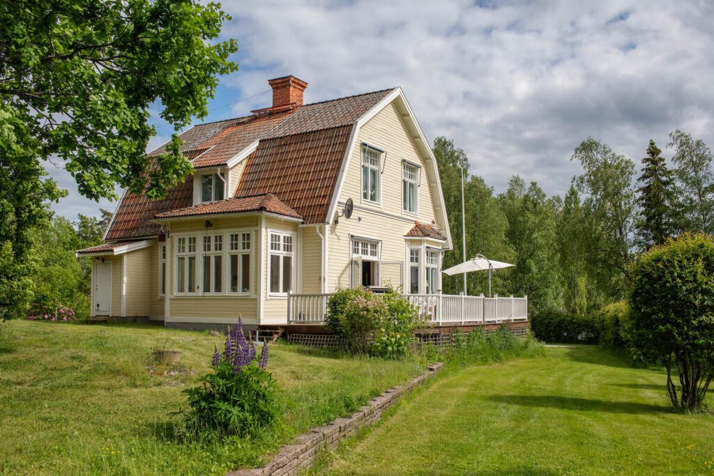 Nyläggning av asfaltstak på bastu. Nacka Skuru