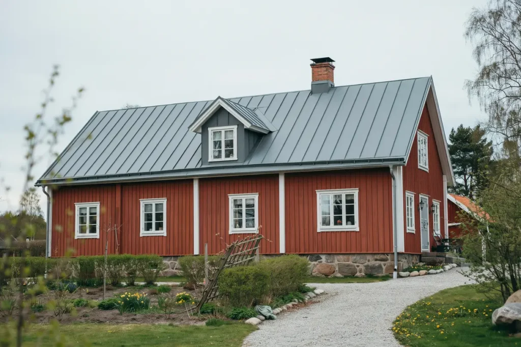 bandt ckning och dubbelfalsat pl ttak ett stilrent och t ligt val f r svenska villor