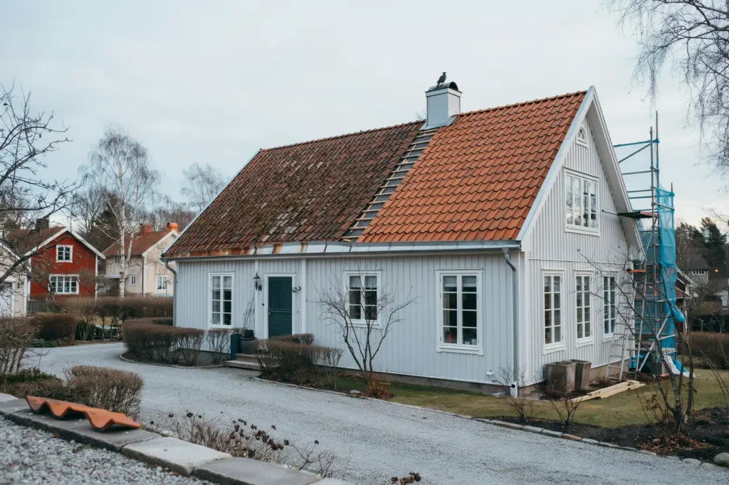 takrenovering eller takbyte s avg r du vad som l nar sig f r din villa